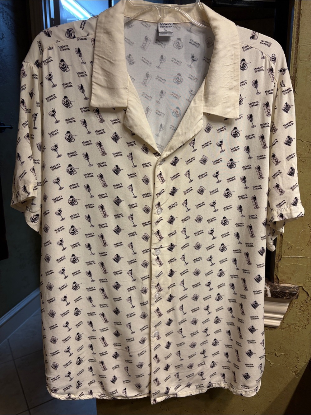 Maker’s Mark Men's Cream Short-Sleeve Button-Down Shirt with Navy Cocktail Print